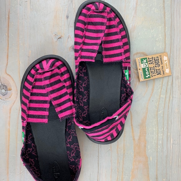 SANUK CASTAWAY PINK AND BLACK STRIPED SHOES NWT - Picture 2 of 6